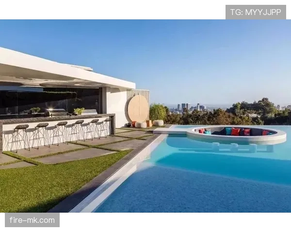 瑞安·洛赫特居然有豪宅泳池大得像个小湖，这谁住得下啊？